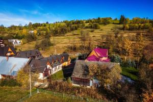 eine Luftaufnahme eines Dorfes mit Häusern und Bäumen in der Unterkunft Domek u Świerków - pokoje i apartamenty z aneksami blisko Term Chocholowskich in Chochołów