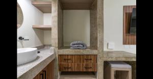 ein Badezimmer mit Badewanne, Waschbecken und Spiegel in der Unterkunft Santa Cruz Suites in La Paz + 49 Fotos