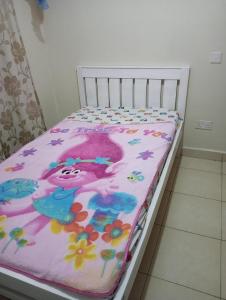 Giường trong phòng chung tại 3-bedroom cozy apartment in athi river