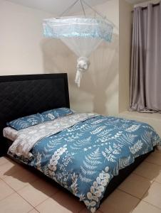 Giường trong phòng chung tại 3-bedroom cozy apartment in athi river