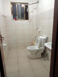 Phòng tắm tại 3-bedroom cozy apartment in athi river