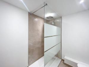 una cabina doccia con porta in vetro di Le BEAU LOUIS a Lione