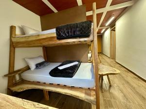 En eller flere senge i et værelse på Totos House + 13 billeder