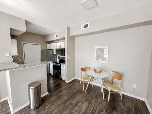 Køkken eller tekøkken på Sleepover 1BD 1BA Modern Corpus Christi Apartments