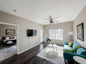 Et tv og/eller underholdning på Sleepover 1BD 1BA Modern Corpus Christi Apartments