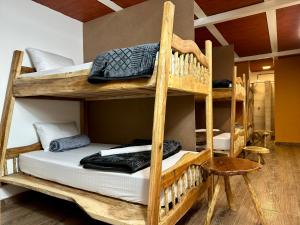 En eller flere senge i et værelse på Totos House