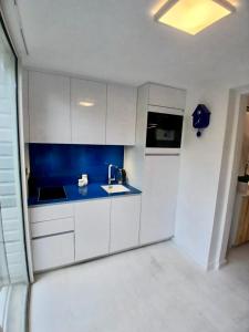 Kuchyň nebo kuchyňský kout v ubytování BlancBleu Saint Jean Loft