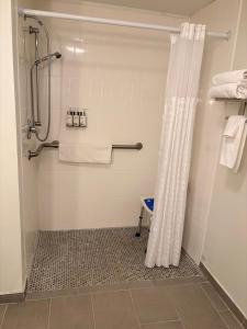 Et badeværelse på Garner Hotel Mahwah by IHG + 28 billeder