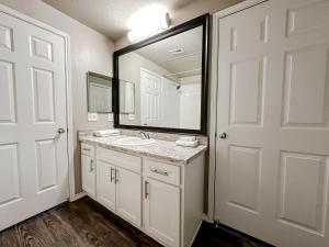 Et badeværelse på Sleepover 1BD 1BA Modern Corpus Christi Apartments + 186 billeder