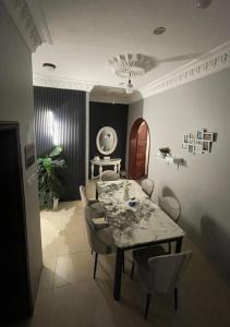 una sala da pranzo con tavolo e sedie di شقة الخالدية 1 a Medina