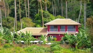 una casa roja en medio de un bosque en Pink House, en Lamai