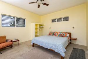 Ένα ή περισσότερα κρεβάτια σε δωμάτιο στο Luxury Island 2 BR 2BA Getaway Featuring Spectacular Views and King Beds