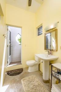 Ένα μπάνιο στο Luxury Island 2 BR 2BA Getaway Featuring Spectacular Views and King Beds