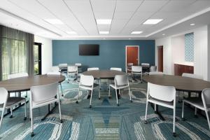 una sala conferenze con tavoli, sedie e TV di SpringHill Suites Pigeon Forge a Pigeon Forge Altre 35 foto