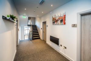 TV a/nebo společenská místnost v ubytování Exquisite Serviced Studio with private parking