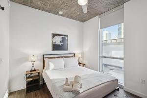 En eller flere senge i et værelse på CozySuites at Adeline + 188 billeder