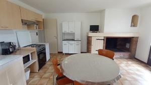 Kuchyň nebo kuchyňský kout v ubytování Appartement à la campagne