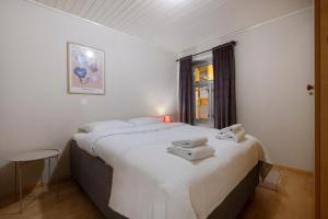 una camera da letto con un letto con due asciugamani sopra di ARCTIC HOMES - The Charming House a Tromsø