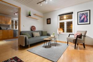 un soggiorno con un divano e un tavolo di ARCTIC HOMES - The Charming House a Tromsø