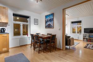 una cucina e una sala da pranzo con tavolo e sedie di ARCTIC HOMES - The Charming House a Tromsø