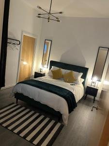 een slaapkamer met een groot bed met gele kussens bij The Athenaeum in Sunderland