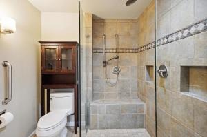 Et badeværelse på Near Lambeau and Titletown District + 26 billeder