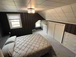 En eller flere senge i et værelse på Near Lambeau and Titletown District