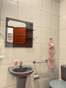 a bathroom with a sink and a toilet at Casa no coração de Areia in Areia