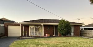 een rood bakstenen huis met een tuin bij Rosebud Beach Haven in Rosebud