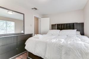 En eller flere senge i et værelse på Walkable Haven 1 Mi to Dtwn Phoenix and Chase Field!