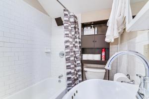 Et badeværelse på Walkable Haven 1 Mi to Dtwn Phoenix and Chase Field! + 17 billeder