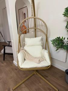 een schommelstoel met een kussen in een kamer bij The quinta in Quinta do Conde