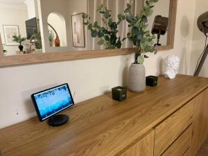 een laptop op een houten dressoir bij The quinta in Quinta do Conde +27 foto's