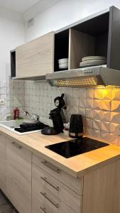 una cucina con lavello e fornello forno superiore di Appartement T2 a Randens
