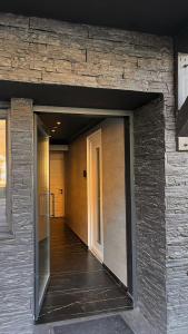 una porta aperta di un edificio con corridoio di Appartement T2 a Randens