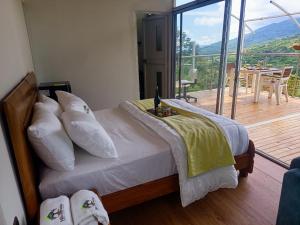 En eller flere senge i et værelse på Cabaña Colibrí Silvania Cundinamarca