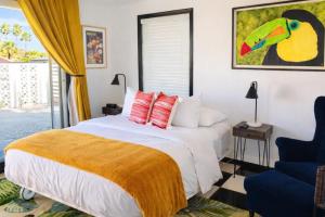 Un dormitorio con una cama grande y una silla azul. en Mid-Century Modern Home in Beautiful La Quinta, en La Quinta 36 fotos más