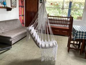 un hamac dans une pièce avec un canapé et une table dans l'établissement Las Hamacas Mountain Hostal, à Villamaría 59 autres photos