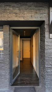 un corridoio con una porta gialla in un edificio in mattoni di Chouette t2 Aiguebelle a Randens Altre 21 foto