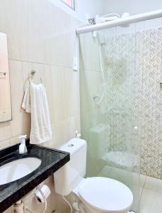 Et badeværelse på Pousada Santa terezinha