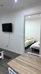 una camera con specchio e TV a parete di Chouette t2 Aiguebelle a Randens