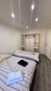 una camera da letto con due letti con asciugamani sopra di Chouette t2 Aiguebelle a Randens