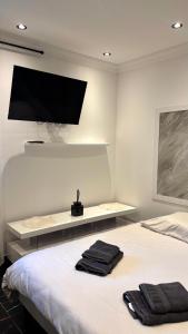 een slaapkamer met een bed met twee zwarte handdoeken erop bij Appartement t1 aiguebelle in Randens