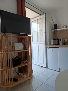 Køkken eller tekøkken på Studio 6 équipé proche aéroport naval groupe + 1 billede