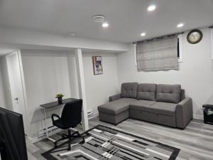 un soggiorno con un divano e una sedia di 2705 B Makowsky Crescent, Regina a Regina