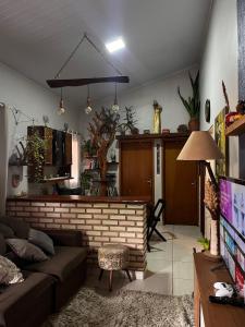 un soggiorno con divano e cucina di Villas House a Pirenópolis Altre 50 foto