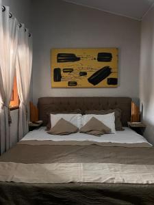 un letto in una camera da letto con sopra un dipinto di Villas House a Pirenópolis