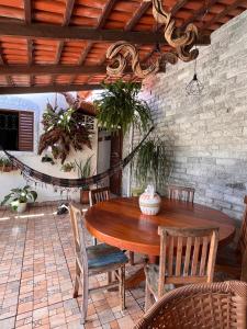 una sala da pranzo con tavolo e sedie in legno di Villas House a Pirenópolis
