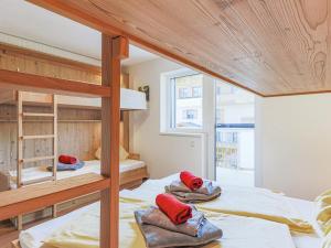 1 Schlafzimmer mit 2 Etagenbetten mit roten Kissen in der Unterkunft Krammer XL in Neukirchen am Großvenediger