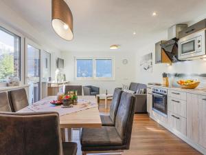 eine Küche und ein Wohnzimmer mit Tisch und Stühlen in der Unterkunft Krammer XL in Neukirchen am Großvenediger